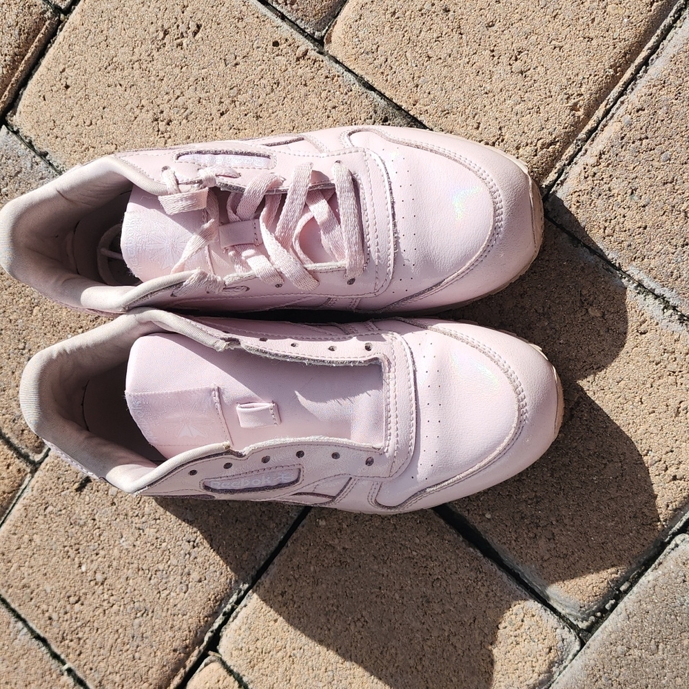 Girls Reebok tennis shoe